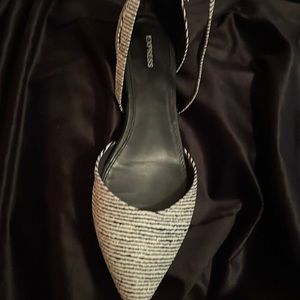 Express sandal with adjustable straps, flats in black n white.